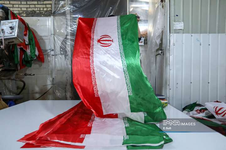 کارخانه تولید پرچم؛ روایت تصویری تلاش شبانه‌روزی برای برافراشتن افتخار ملی
