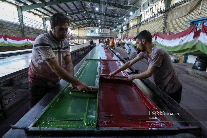 کارخانه تولید پرچم؛ روایت تصویری تلاش شبانه‌روزی برای برافراشتن افتخار ملی