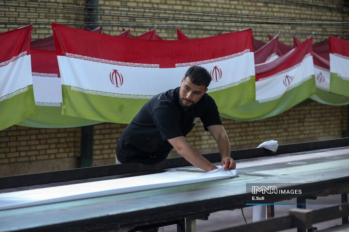 کارخانه تولید پرچم؛ روایت تصویری تلاش شبانه‌روزی برای برافراشتن افتخار ملی