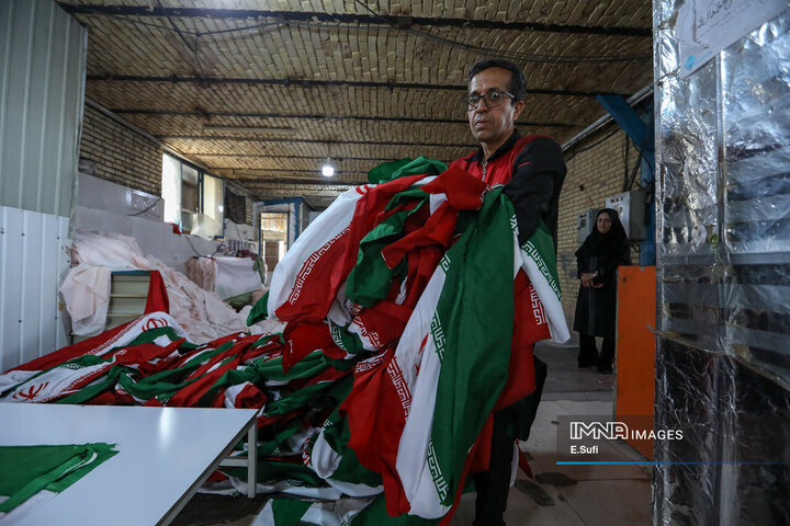 کارخانه تولید پرچم؛ روایت تصویری تلاش شبانه‌روزی برای برافراشتن افتخار ملی