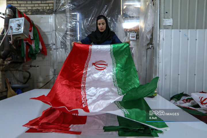 کارخانه تولید پرچم؛ روایت تصویری تلاش شبانه‌روزی برای برافراشتن افتخار ملی