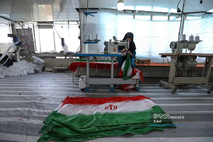 کارخانه تولید پرچم؛ روایت تصویری تلاش شبانه‌روزی برای برافراشتن افتخار ملی