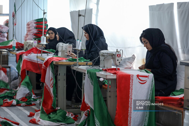 کارخانه تولید پرچم؛ روایت تصویری تلاش شبانه‌روزی برای برافراشتن افتخار ملی