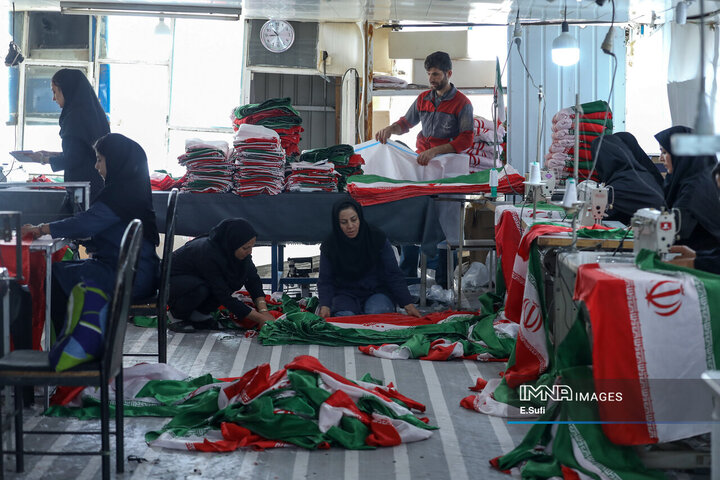 کارخانه تولید پرچم؛ روایت تصویری تلاش شبانه‌روزی برای برافراشتن افتخار ملی