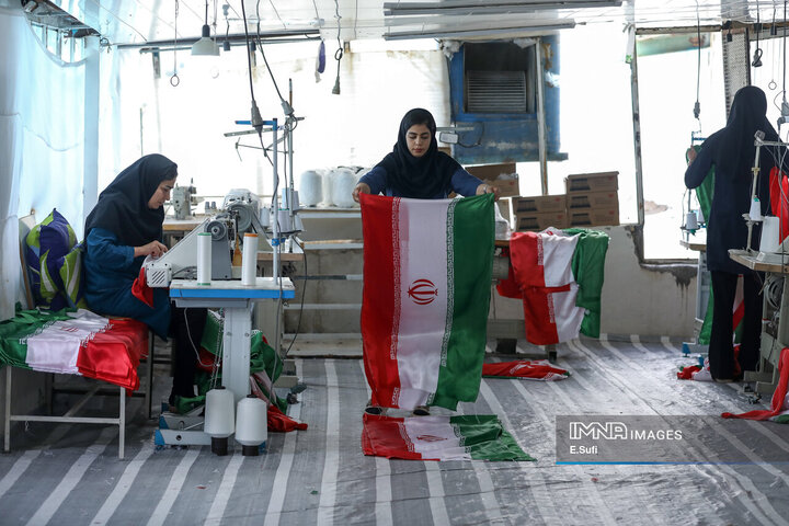 کارخانه تولید پرچم؛ روایت تصویری تلاش شبانه‌روزی برای برافراشتن افتخار ملی