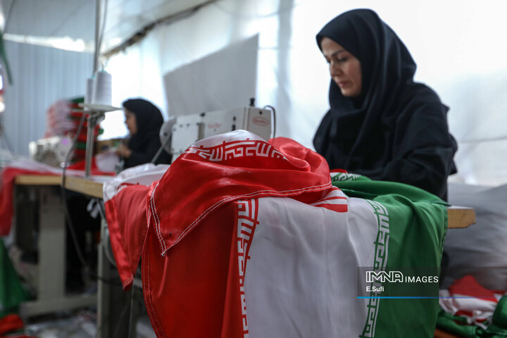 کارخانه تولید پرچم؛ روایت تصویری تلاش شبانه‌روزی برای برافراشتن افتخار ملی