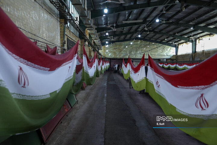 کارخانه تولید پرچم؛ روایت تصویری تلاش شبانه‌روزی برای برافراشتن افتخار ملی