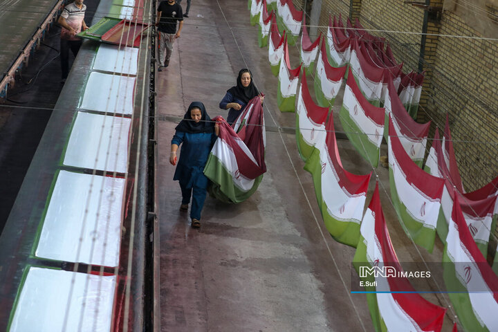 کارخانه تولید پرچم؛ روایت تصویری تلاش شبانه‌روزی برای برافراشتن افتخار ملی