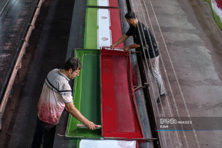 کارخانه تولید پرچم؛ روایت تصویری تلاش شبانه‌روزی برای برافراشتن افتخار ملی