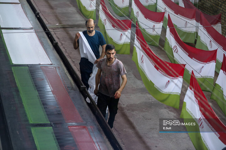 کارخانه تولید پرچم؛ روایت تصویری تلاش شبانه‌روزی برای برافراشتن افتخار ملی