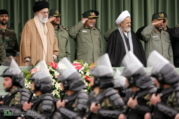 مراسم مشترک نیروهای مسلح استان یزد با حضور رهبر معظم انقلاب - دی 1386