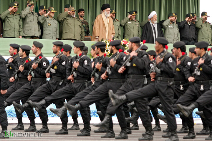 برگزاری مراسم‌ نظامی‌ مشترک‌ نیروهای‌ مسلح در چابهار در حضور فرمانده کل قوا - اسفند 1381