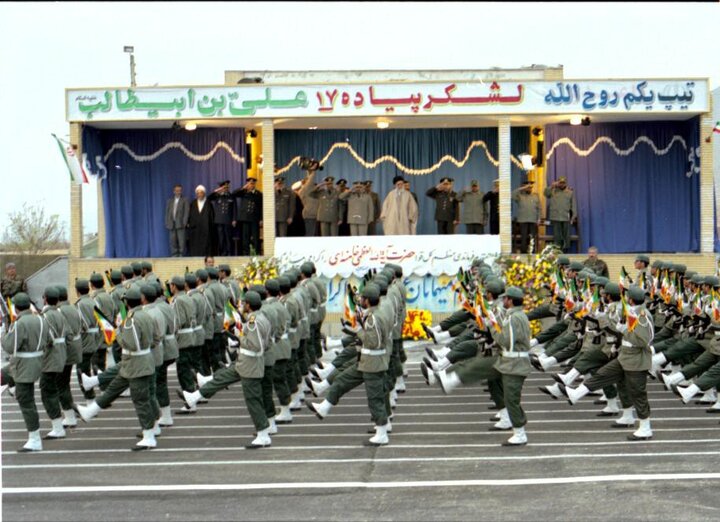 سخنرانی فرمانده کل قوا در جمع‌ نیروهای‌ مسلح‌ استان‌ مرکزی‌ در پادگان‌ امام‌ علی‌(ع‌) - آبان 1379