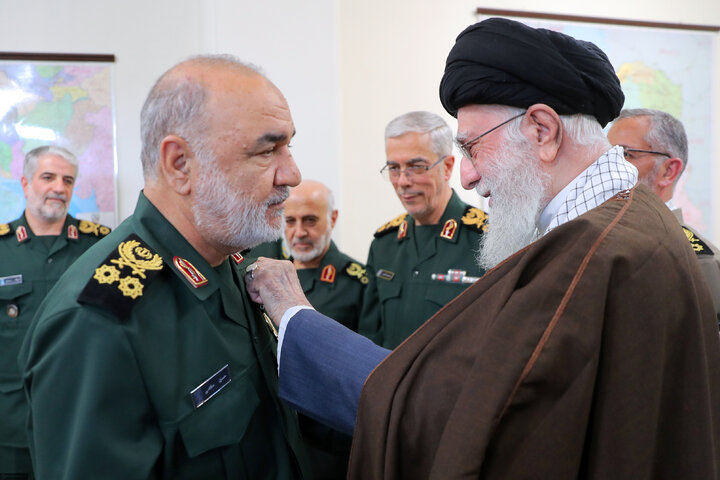 اعطای نشان فتح به فرماندهان کل ارتش و سپاه - اسفند 1402