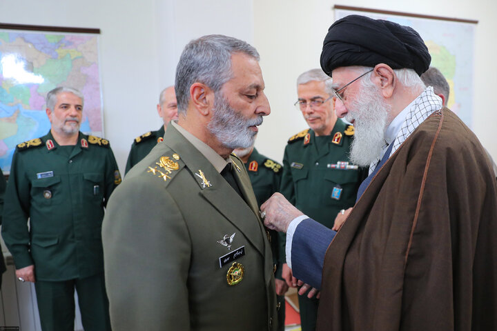 اعطای نشان فتح به فرماندهان کل ارتش و سپاه - اسفند 1402