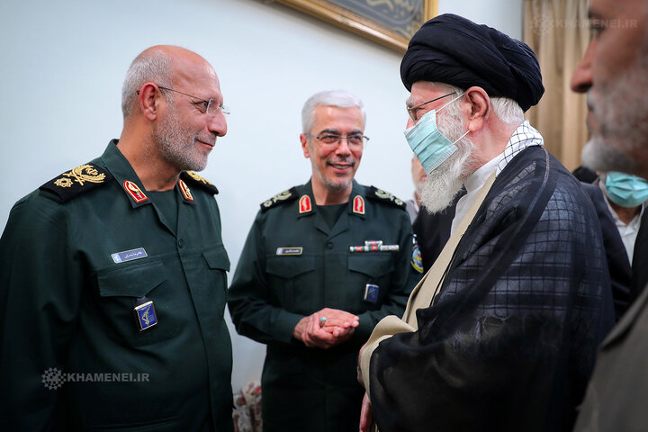 شهید غلامرضا محرابی در دیدار با رهبر انقلاب