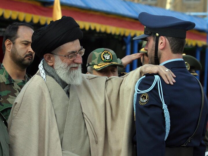 مراسم تحلیف و اعطای سردوشی چهارمین دوره مشترک دانشگاههای افسری ارتش با حضور رهبر معظم انقلاب اسلامی - دی 1385