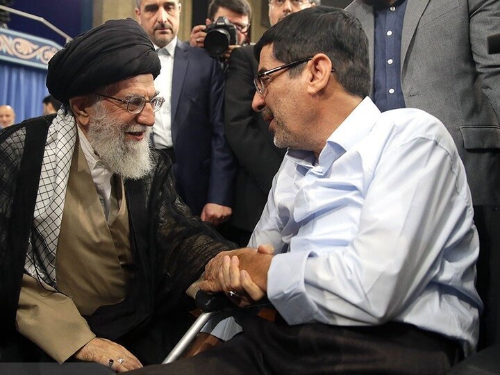 دستی که در دست رهبر انقلاب ماند دستی که در دست رهبر انقلاب ماند