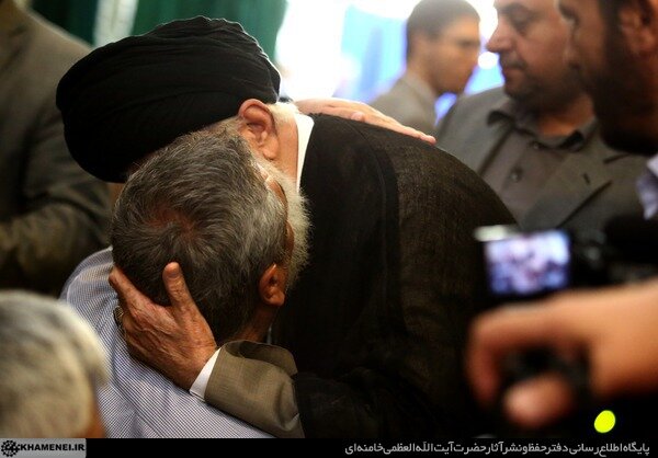 دستی که در دست رهبر انقلاب ماند