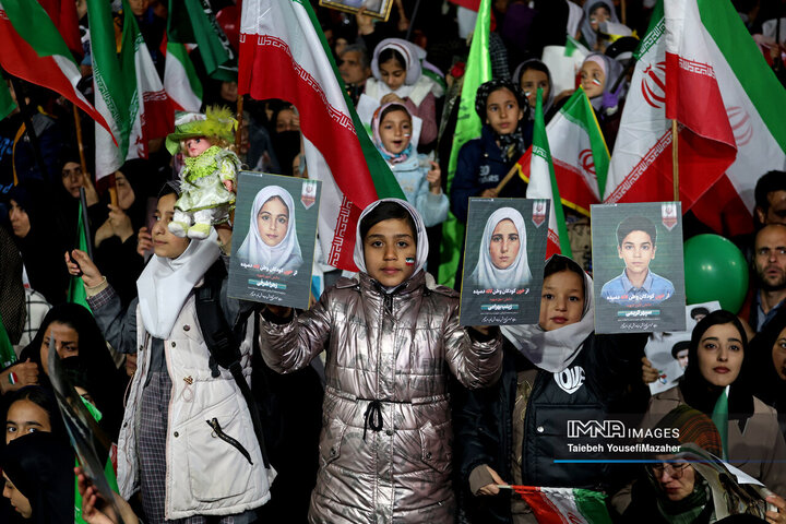 گرامیداشت چهلمین روز شهادت قائد امت و دانش‌آموزان میناب در همدان