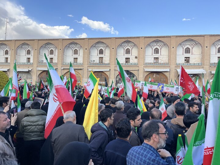 ملت ایران تا پیروزی پای مقاومت ایستاده است
