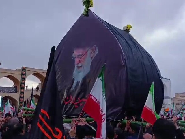 فیلم| نخل‌برداری و عزاداری هیئت‌های مذهبی یزد به مناسبت اربعین رهبر شهید
