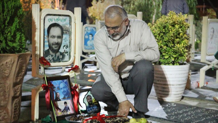 پدر شهیدی که چهل روز است فرزند شهید شده