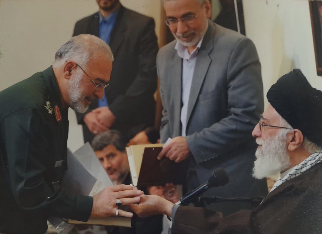 پدر شهیدی که چهل روز است فرزند شهید شده
