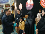 تجلیل از خانواده شهید آقاپور همزمان با مراسم چهلم رهبر شهید انقلاب