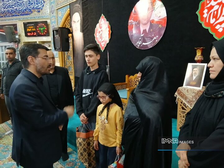 تجلیل از خانواده شهید آقاپور همزمان با مراسم چهلم رهبر شهید انقلاب