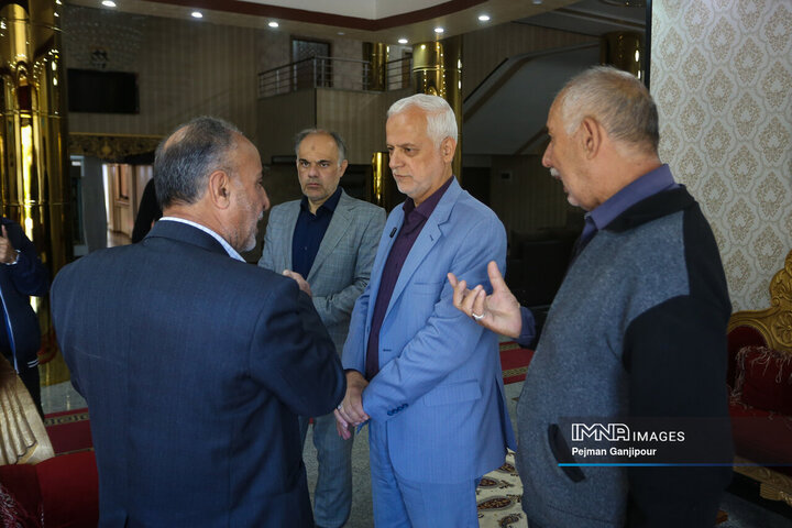 دیدار شهردار اصفهان با خانوادگان آسیب‌دیده جنگ رمضان