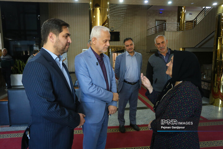 دیدار شهردار اصفهان با خانوادگان آسیب‌دیده جنگ رمضان