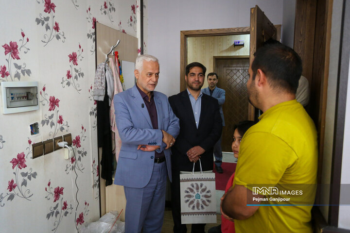 دیدار شهردار اصفهان با خانوادگان آسیب‌دیده جنگ رمضان