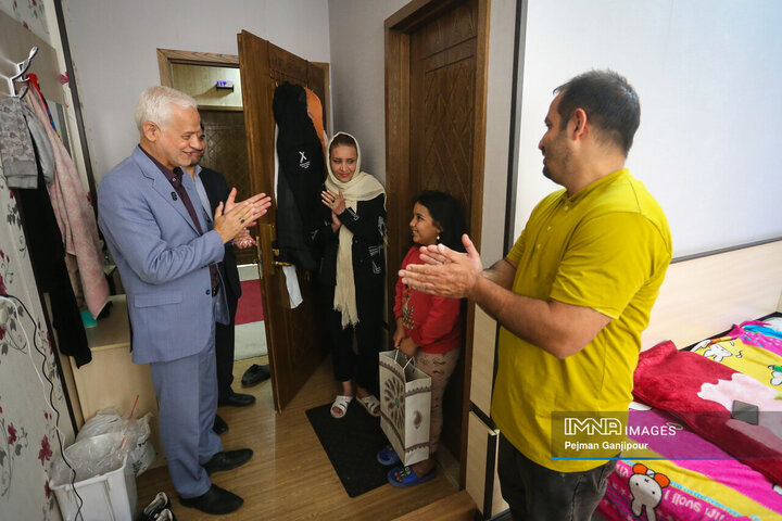 دیدار شهردار اصفهان با خانوادگان آسیب‌دیده جنگ رمضان