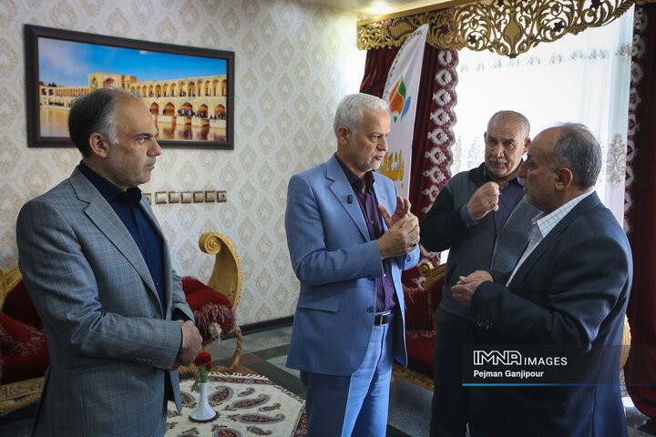 دیدار شهردار اصفهان با خانوادگان آسیب‌دیده جنگ رمضان