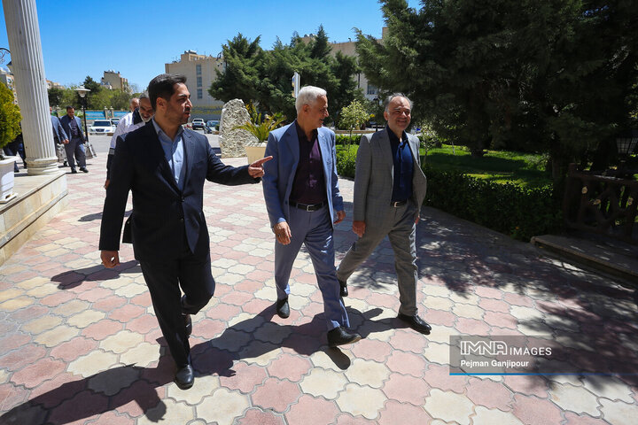 دیدار شهردار اصفهان با خانوادگان آسیب‌دیده جنگ رمضان