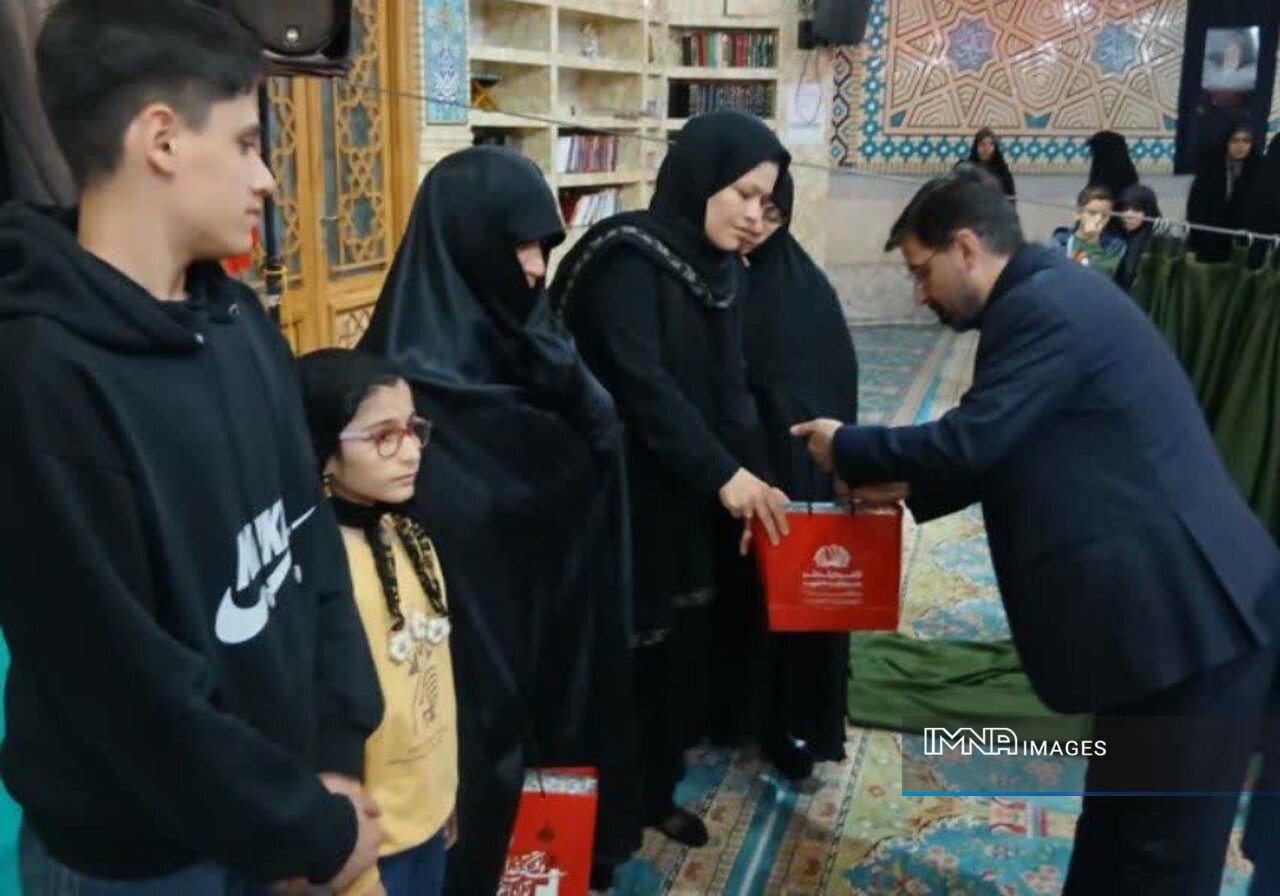 تجلیل از خانواده شهید آقاپور همزمان با مراسم چهلم رهبر شهید انقلاب