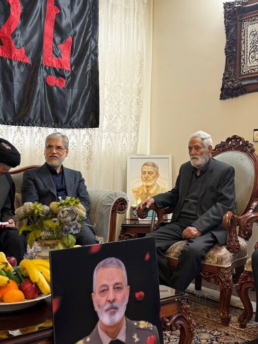 وزیر علوم با خانواده شهیدان لاریجانی، خطیب و امیر موسوی دیدار کرد&nbsp;