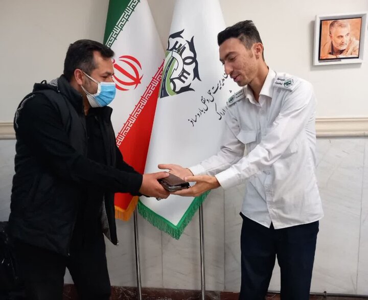 راننده اتوبوسرانی کیف پول چند میلیونی را به صاحبش بازگرداند