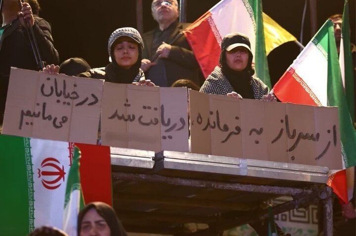 از سرباز به فرمانده! در خیابان می‌مانیم