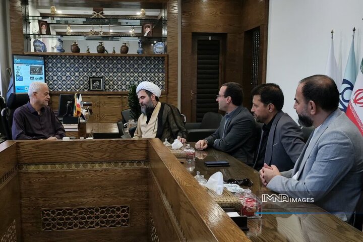 قدردانی امام جمعه غرب اصفهان از شهردار اصفهان و کارکنان فعال در پشتیبانی جنگ رمضان