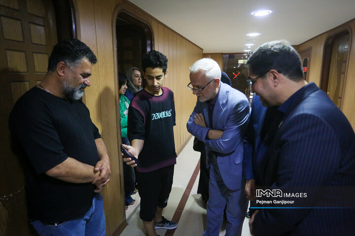 دیدار شهردار اصفهان با خانواده‌های آسیب‌دیده جنگ رمضان