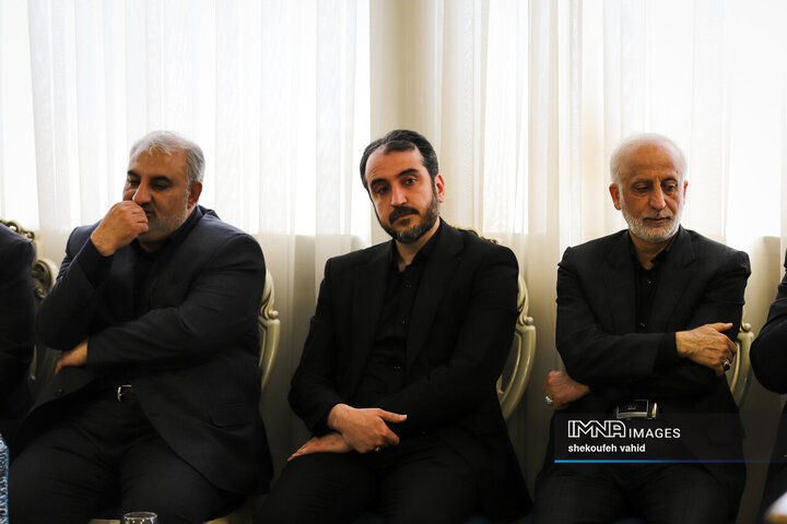 دیدار نماینده آیت‌الله سیستانی با خانواده شهدای جنگ رمضان در اصفهان