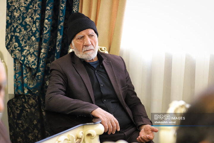 دیدار نماینده آیت‌الله سیستانی با خانواده شهدای جنگ رمضان در اصفهان