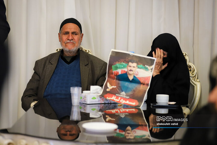 دیدار نماینده آیت‌الله سیستانی با خانواده شهدای جنگ رمضان در اصفهان