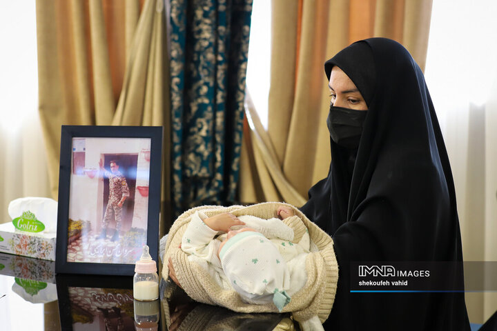 دیدار نماینده آیت‌الله سیستانی با خانواده شهدای جنگ رمضان در اصفهان