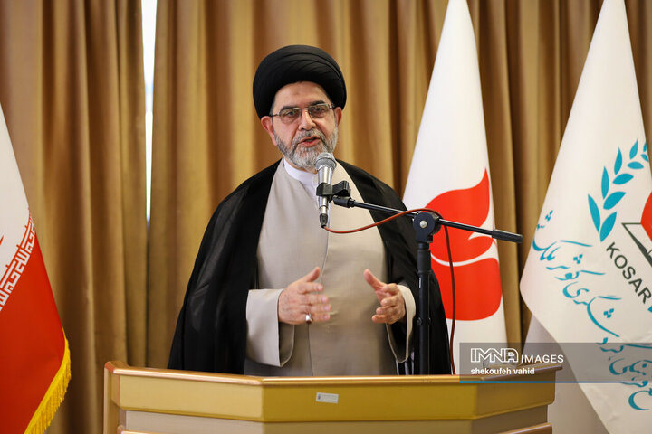 دیدار نماینده آیت‌الله سیستانی با خانواده شهدای جنگ رمضان در اصفهان