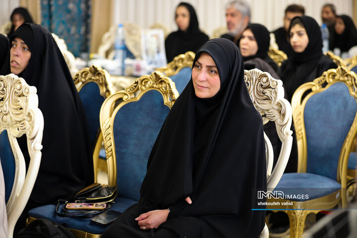 دیدار نماینده آیت‌الله سیستانی با خانواده شهدای جنگ رمضان در اصفهان