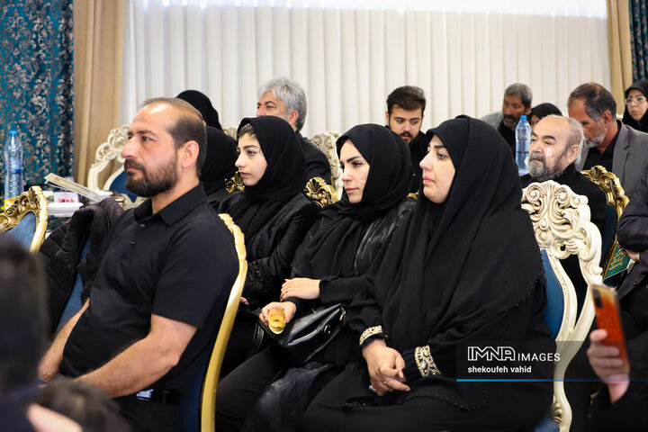 دیدار نماینده آیت‌الله سیستانی با خانواده شهدای جنگ رمضان در اصفهان