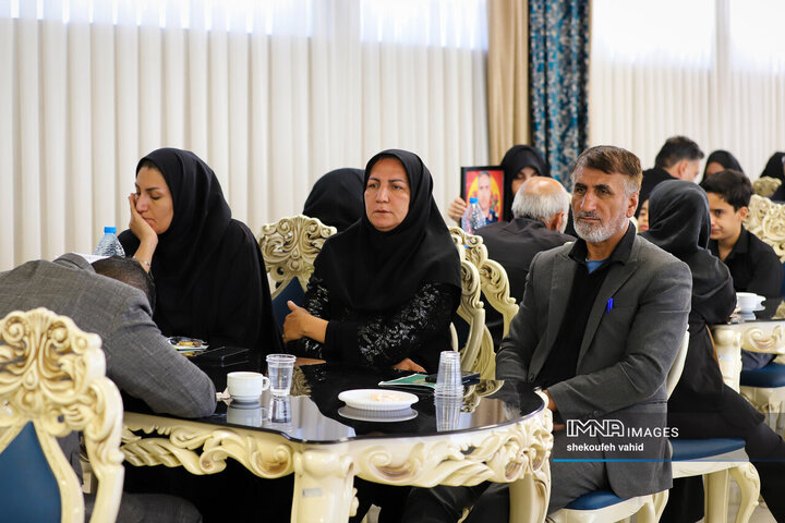 دیدار نماینده آیت‌الله سیستانی با خانواده شهدای جنگ رمضان در اصفهان